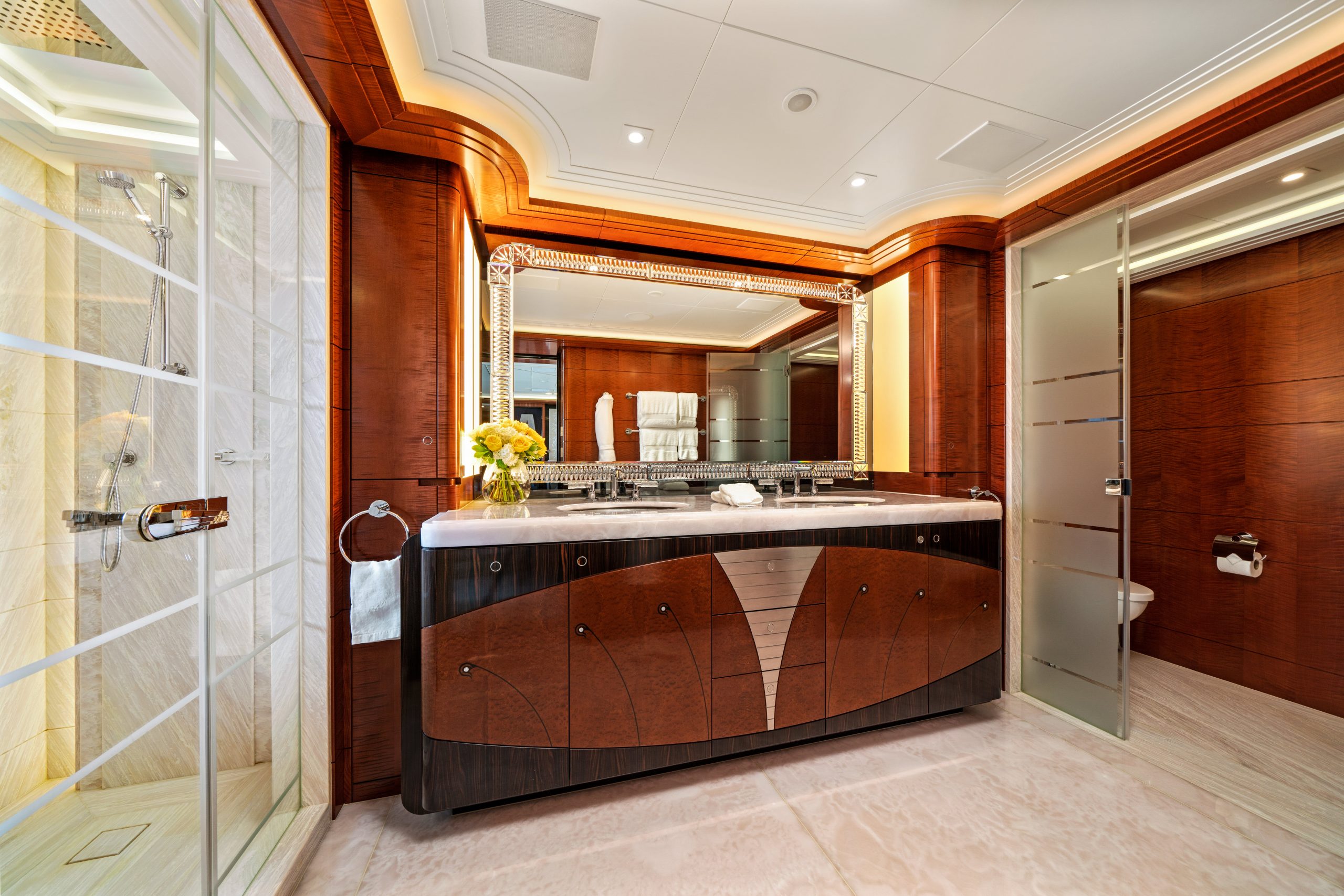 Motor Yacht Amaryllis en suite bathroom