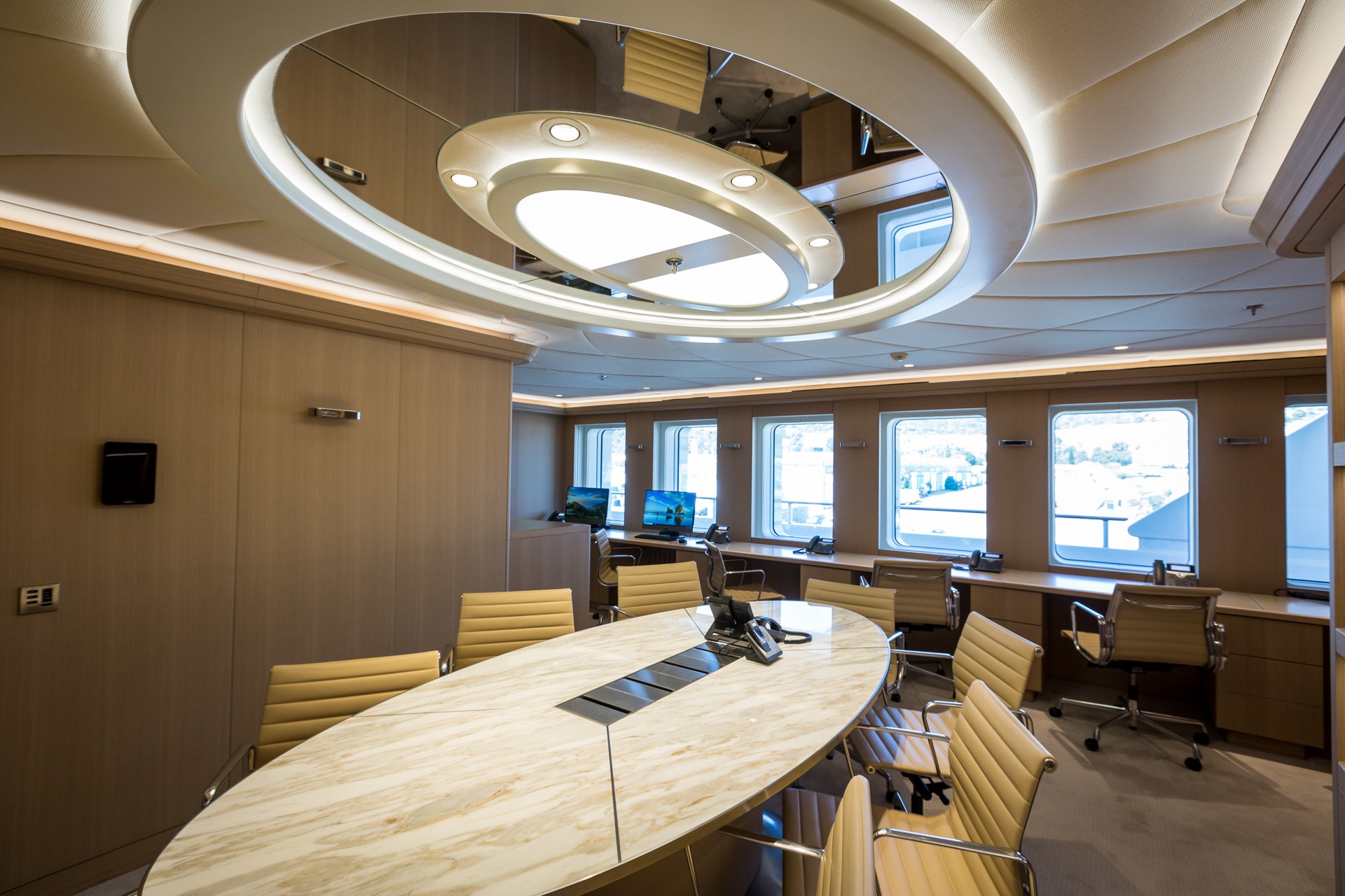 Motor Yacht Dream Business Centre