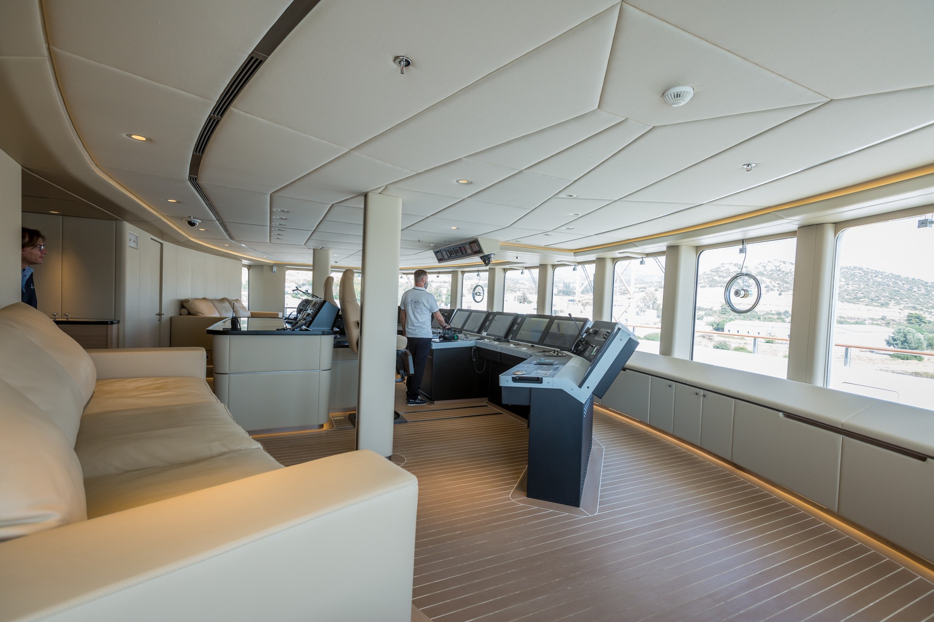 Motor Yacht Dream Pilot House