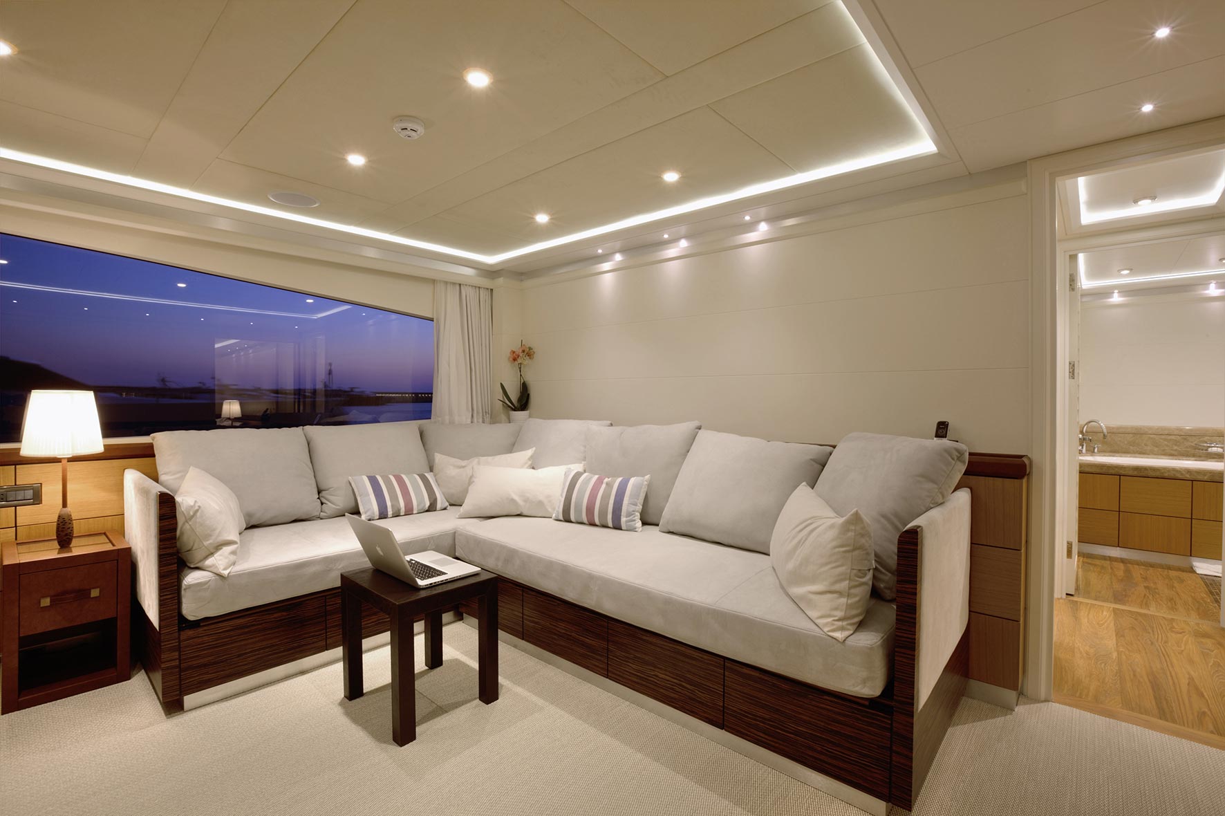 Motor Yacht Quaranta Master Suite