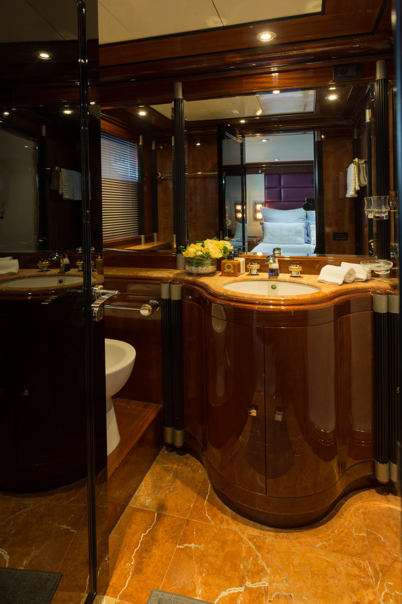 Motor Yacht Indigo Star I Double Stateroom en suite bathroom